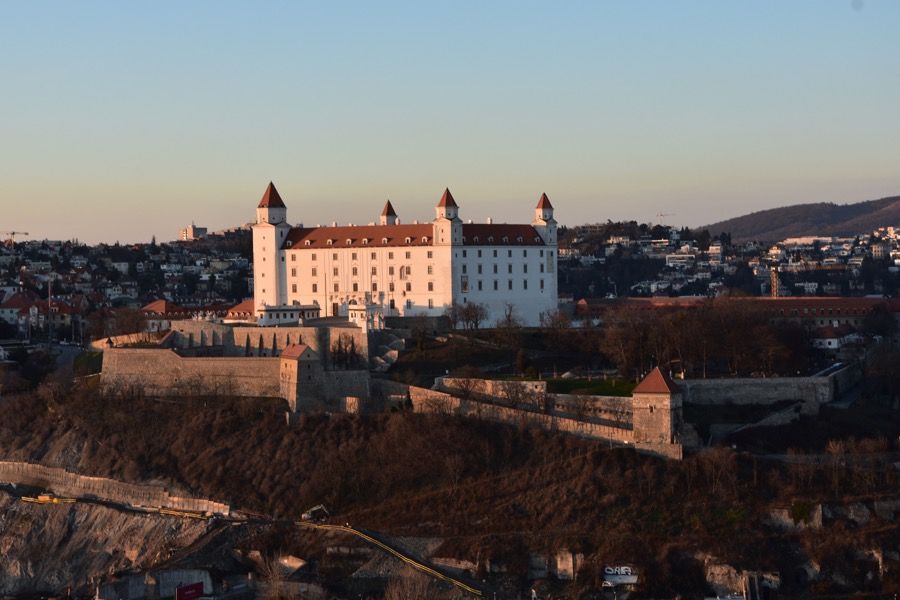 Poslanci pripravujú kozmetické zmeny v zákone o preverovaní zahraničných investícií