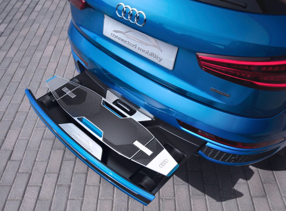 Audi predstavilo novinku - elektrický samonabíjací longboard ukrytý v zadnom nárazníku