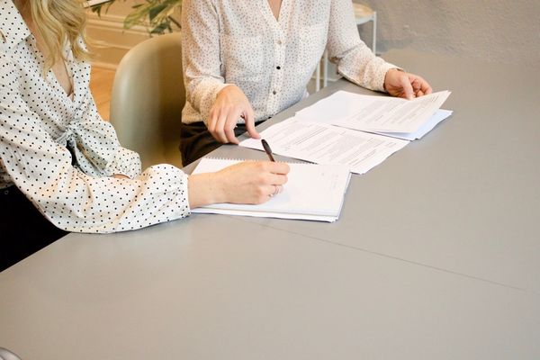 Štatutári pozor! Aj zo symbolickej výplaty musíte platiť odvody