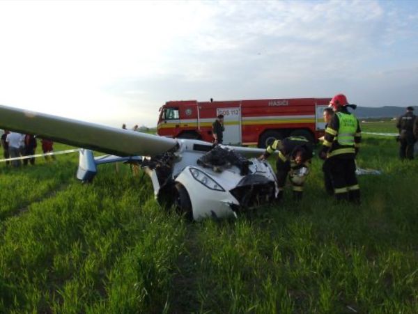 Aktuálne: Pri Nitre sa zrútil AeroMobil, jeho konštruktér prežil!