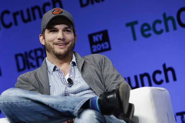 Ashton Kutcher a jeho investičná rada pre úplne každého človeka!