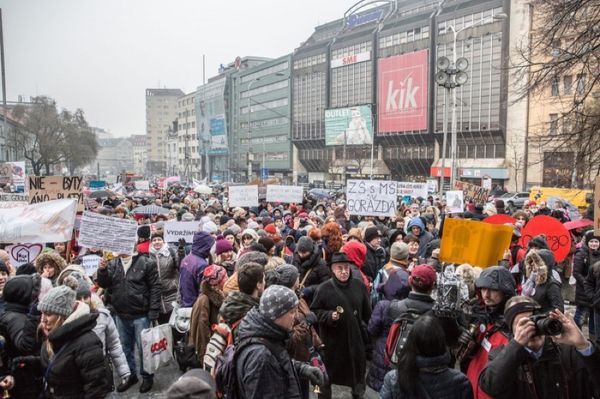 Pomôžte štrajkujúcim učiteľom aj vy, napríklad darovaním plynových vratiek cez Pomôž.sk