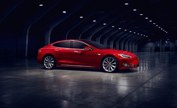 Po novom Modeli 3 uviedla Tesla aj vynovený Model S, odolá aj biologickým zbraniam