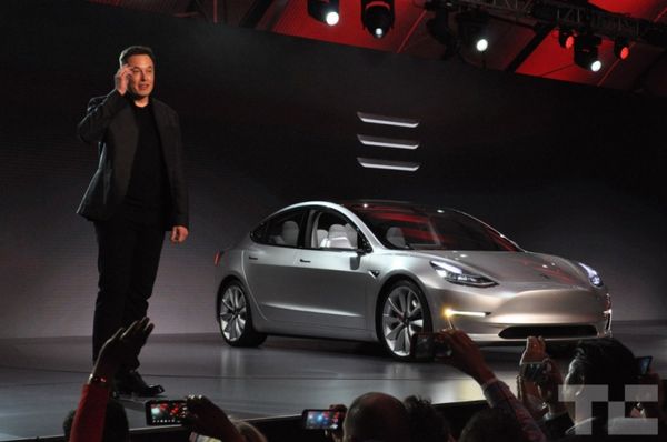 Elon Musk: Tesla Model 3 dosiahla za prvý týždeň objednávky v hodnote 14 miliárd dolárov