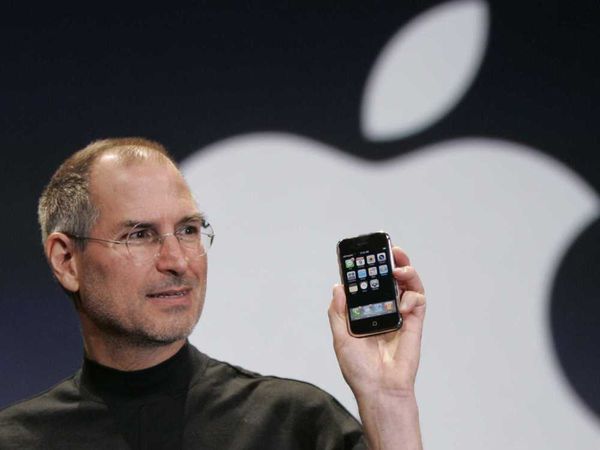 VIDEO: Presne pred 10 rokmi predstavil Steve Jobs prvý iPhone