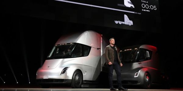 Elon Musk predstavil prvý elektrokamión Semi a nový Roadster!